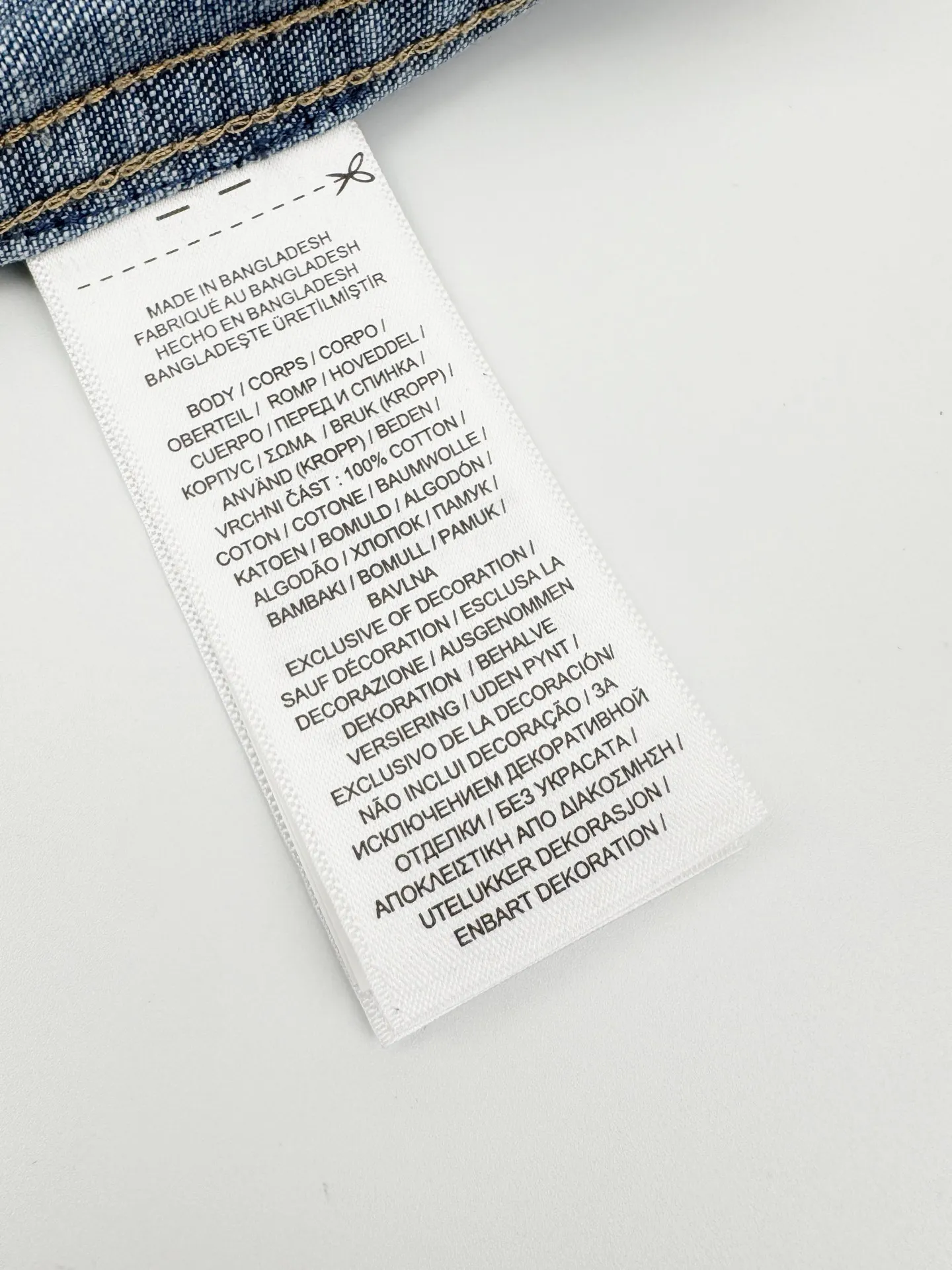 P430 Ralph Lauren colorful embroidered denim shirt. Customized thick-weave twill hoop denim. Soft and silky. Comfortable against the skin. Mist indigo. A denim poem dyed with time. The delicate colorful pony logo on the left chest jumps into indigo. It is highly recognizable. It brings an atmosphere of freedom and vitality. A symphony of pure and agile colors. The deconstructed poetics of the peak collar and placket create a lazy French atmosphere. Even walking has a designed sense of calmness. Process 1: Using imported machine embroidery technology, using advanced computer control systems and precision mechanical components to realize colorful pony embroidery operations with high precision and smooth and delicate lines. Process 2: Using multiple horse-wiping machines to rub sand in specific parts by using a high-pressure spray gun to achieve a local gradient effect, and then using frosting technology to create a unique texture pattern. The workmanship is extremely complex and time-consuming. Process 3: Using the washing and coloring process. Give priority to choosing a special desizing agent, then soak the fabric in it, evenly sizing it, and finally rinse it after desizing. The workmanship is extremely complex and the loss is high. Accessories: Customized 1:1 Ralph Lauren twist button Customized 1:1 Ralph Lauren trademark Version: Fitted version Size: S M L XL Style number: CC913